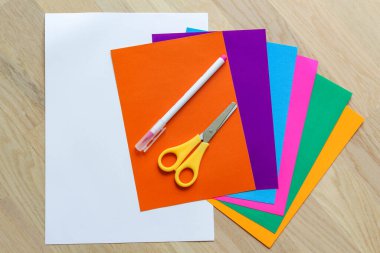 Anneler Günü el sanatları için adım adım talimatlar. Gerekli malzemeler.