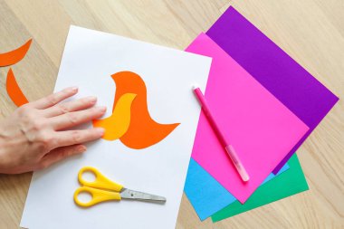 Anneler Günü el sanatları için adım adım talimatlar. Gerekli malzemeler.