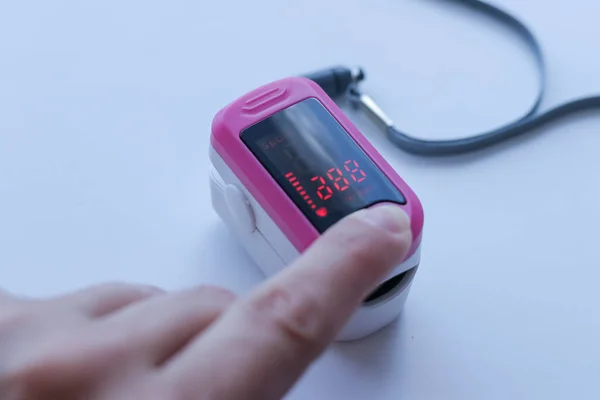 Prst Stiskne Tlačítko Růžovém Pulzním Oxymetru Pro Zapnutí — Stock fotografie