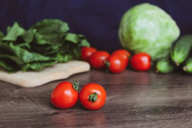 Karanlık bir arka planda sebze vitamini. Çiftlik hasadı. Ukrayna mevsimlik sebzeleri.