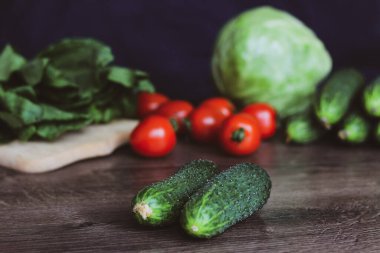 Karanlık bir arka planda sebze vitamini. Çiftlik hasadı. Ukrayna mevsimlik sebzeleri.