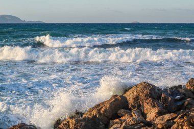 Yunanistan 'ın Girit kıyısında deniz dalgaları