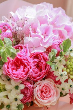 Pembe gül buketi, ortanca, yeşil okaliptüs yaprakları.