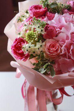 Pembe gül buketi, ortanca, yeşil okaliptüs yaprakları.