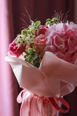 Pembe gül buketi, ortanca, yeşil okaliptüs yaprakları.