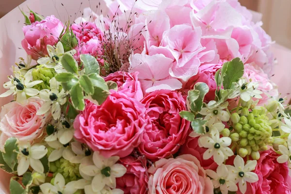 Buquê Rosa Verde Rosas Lírios Brancos Hortênsias Perto — Fotografia de Stock