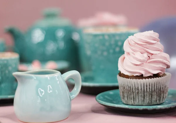 Naturaleza Muerta Cupcake Con Una Tapa Crema Con Utensilios Azules —  Fotos de Stock