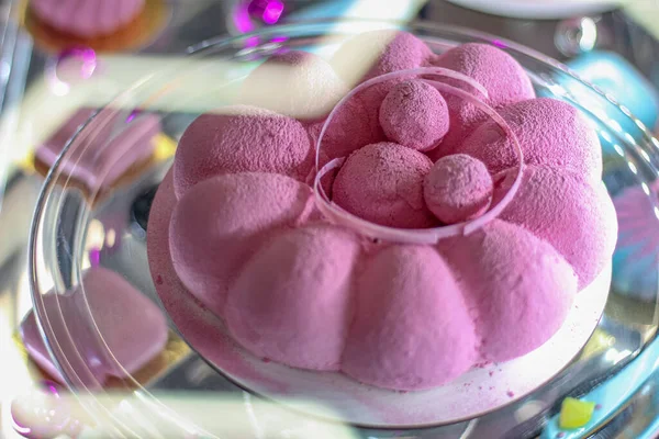 Pastel Mousse Rosa Escaparate Una Pastelería —  Fotos de Stock