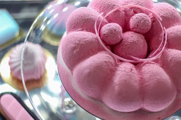 糕点店橱窗里的粉红慕斯蛋糕 — 图库照片