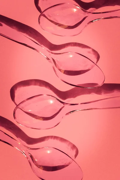 Cucharas Plástico Desechables Sobre Fondo Rosa Con Sombras Contrastantes —  Fotos de Stock