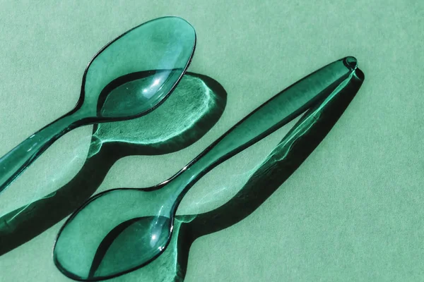 Dos Cucharas Verdes Plástico Transparente Con Sombras Contrastantes —  Fotos de Stock