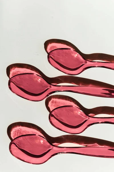 Cucharas Desechables Plástico Rosa Sobre Fondo Blanco Con Sombras Contrastantes —  Fotos de Stock