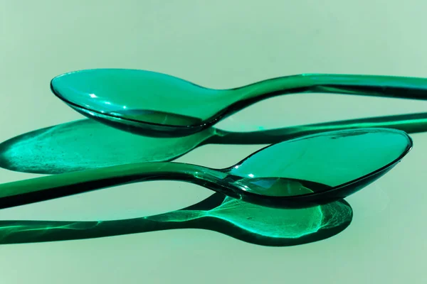 Dos Cucharas Verdes Plástico Transparente Con Sombras Contrastantes — Foto de Stock