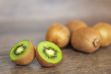 Bir bütün ve dilimlenmiş kivi ile hayat.