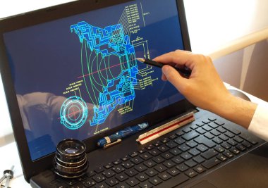 Optik prototip tasarımında bilgisayar üzerinde çalışan mühendis 