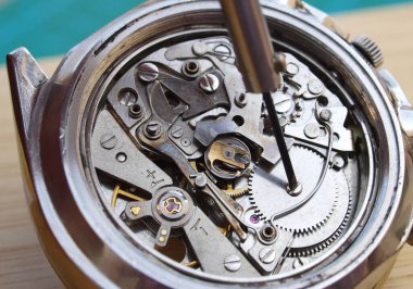 antika kronograf saat mekanizmasını tamir eden saatçinin makro resmini kapat 