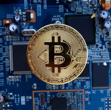 Bitcoin Dijital Kripto Para Birimi. Elektronik arka planda bitcoin sembolü olan altın para   
