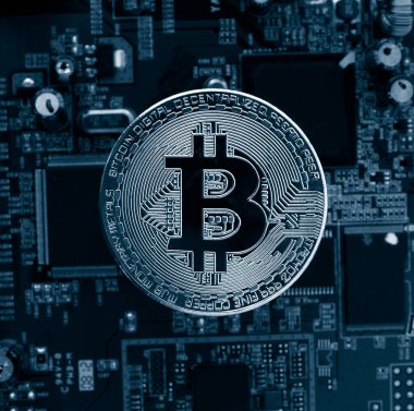 Bitcoin Dijital Kripto Para Birimi. Elektronik arka planda bitcoin sembolü olan altın para. Tek renkli resim