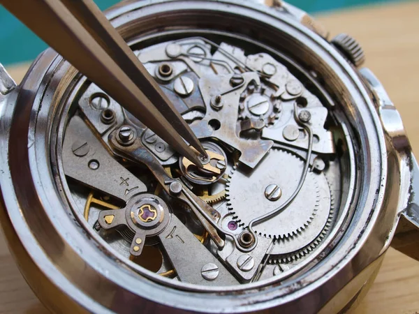 Zavřít Makro Obrázek Hodináře Opravujícího Stahovací Chronograf Hodinový Mechanismus — Stock fotografie