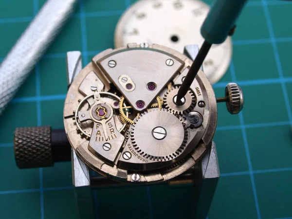 钟表匠修理旧机械表口径的闭锁 — 图库照片