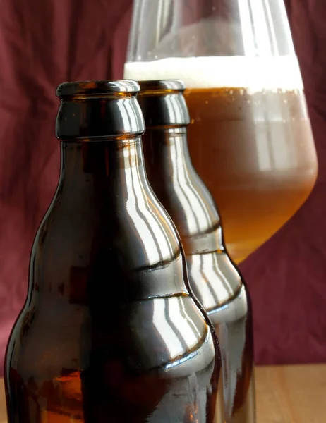 Arka Planda Iki Kahverengi Cam Bira Şişesi Bir Bardak Birayı — Stok fotoğraf