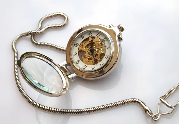 Вінтажний Класичний Кишеньковий Годинник Над Білим Тлом — стокове фото