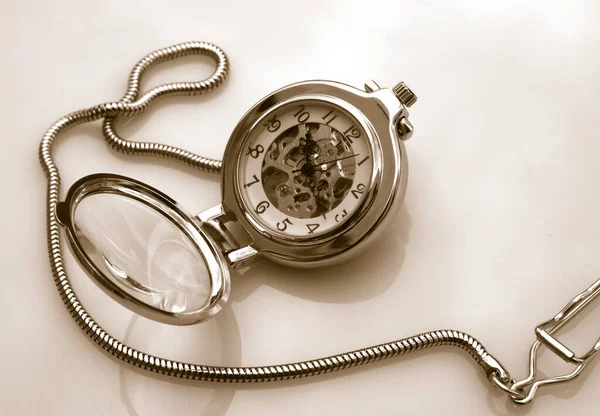 Вінтажний Класичний Кишеньковий Годинник Над Білим Тлом — стокове фото