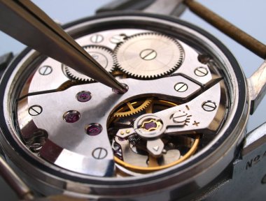 Cımbızla çalışan saatçi klasik mekanik saat hareketine girdi