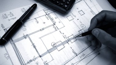 Bina yapısı finansman hesaplamasında çalışan mühendis