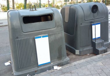 Geri dönüşüm için iki çöp kutusu