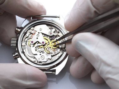 Saat tamircisi antika kronometre saatini tamir ediyor   