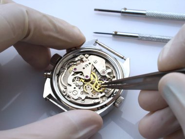 Saat tamircisi antika kronometre saatini tamir ediyor