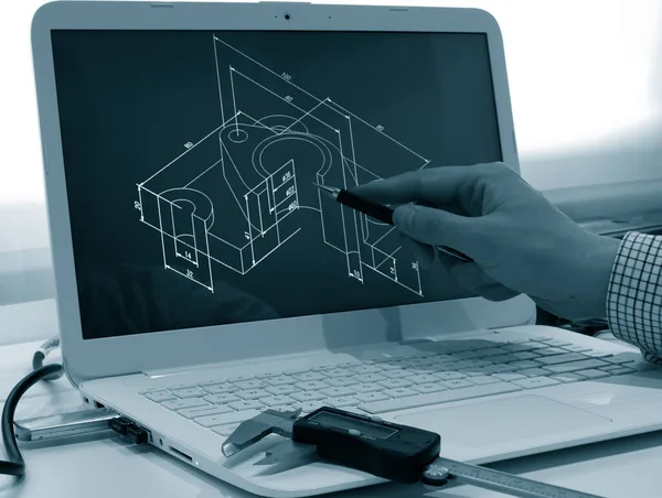 Engenheiro Trabalhando Projeto Peça Mecânica Usando Dispositivo Computador Portátil — Fotografia de Stock