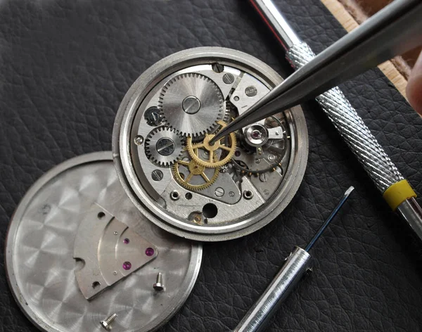 Close Relojoeiro Reparando Velho Calibre Relógio Mecânico Tendo Pequena Engrenagem — Fotografia de Stock