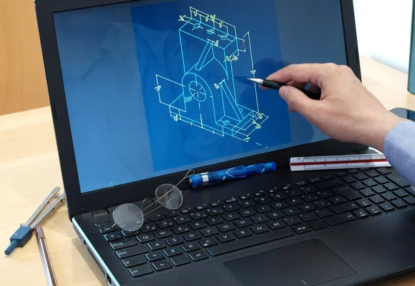 Inženýr Pracující Počítačovém Notebooku Konstrukci Mechanických Dílků Stock Snímky