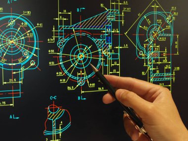 Mühendis mekanik parça tasarımında bilgisayar üzerinde çalışıyor    