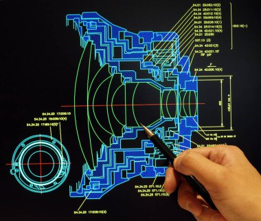 Optik tasarım prototipinde bilgisayar üzerinde çalışan mühendis   
