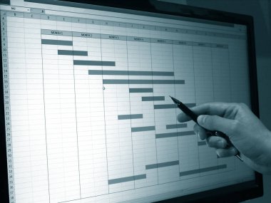 Bilgisayar, inşaat projesi gantt diyagramında zaman çizelgesi üzerinde çalışan mühendisi kapat