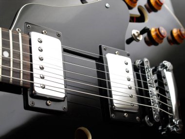 Siyah, klasik, caz gitarının içi boş gövdesini kapatın.