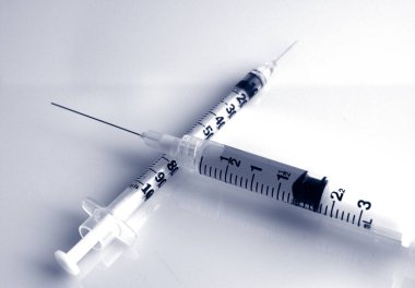 Antobiotik ilaç konsepti: beyaz zemin üzerinde ilaç yüklü iki şırınga