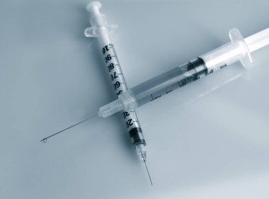 Antobiotik ilaç konsepti: beyaz zemin üzerinde ilaç yüklü iki şırınga