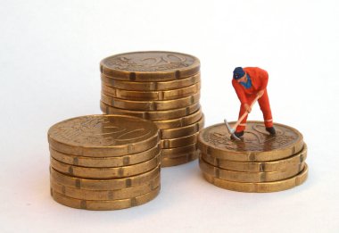 İş büyümesi kavramı: küçük işçi adam ve madeni paralar 