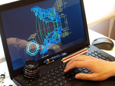 Optik prototip tasarımında çalışan mühendis       