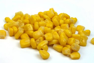 Beyaz arkaplanda izole edilmiş tatlı mısır taneleri       