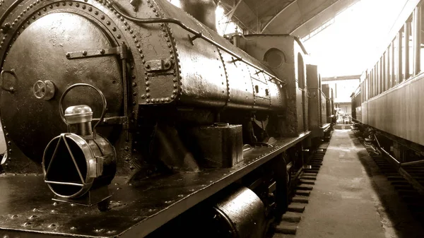 老式蒸汽机车正面视图单色图像 — 图库照片