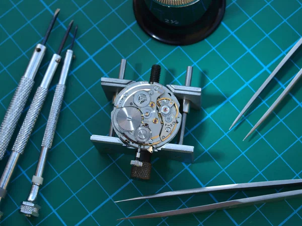 Watchmaker Skrivbord Vintage Klocka Mekanism Reparation Och Flera Horology Verktyg — Stockfoto