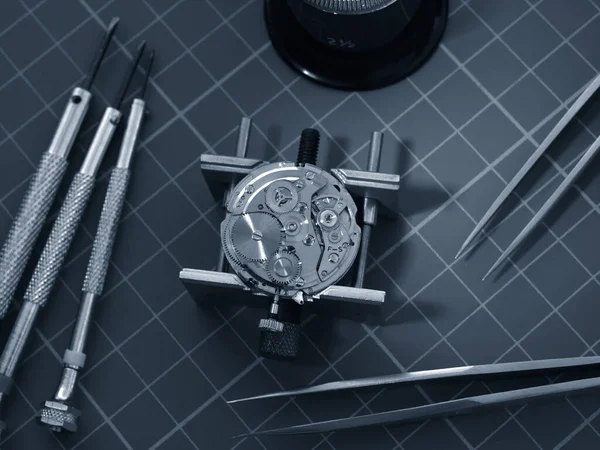 Watchmaker Skrivbord Vintage Klocka Mekanism Reparation Och Flera Horology Verktyg — Stockfoto