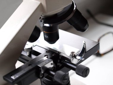 Laboratuvar bilimi mikroskobu makro detayı 