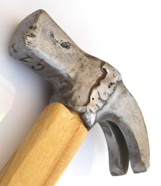 Beyaz arka planda klasik marangoz çekiç başı