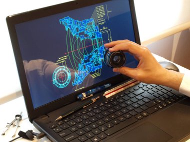 Optik prototip tasarımında bilgisayar üzerinde çalışan mühendis 